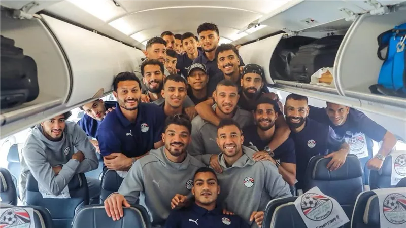 أول صور لبعثة المنتخب الوطني قبل وصولها لمطار القاهرة بعد التأهل لكأس العالم