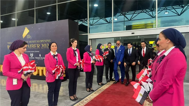 استقبال خاص للمنتخب الوطني بمطار القاهرة بعد التأهل لكأس العالم (صور)
