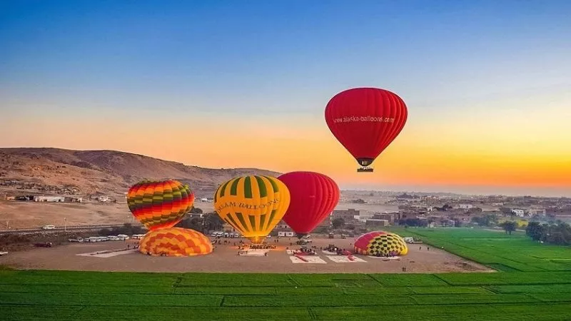 إقبال سياحي غير مسبوق في سماء الأقصر.. البالون الطائر يحمل 1800 سائح