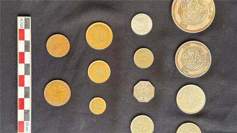 اكتشاف كبسولة نادرة تحتوي على مجموعة عملات تاريخية بحي وسط الإسكندرية