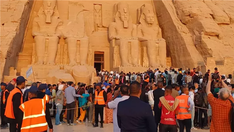 تعامد الشمس.. أكثر من 4000 سائح يشاهدون الظاهرة بمعبد أبوسمبل 