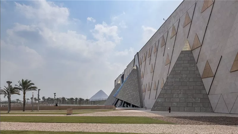 المتحف الكبير يكشف أول قطعة خرجت من مقبرة توت عنخ آمون بالأقصر (فيديو)