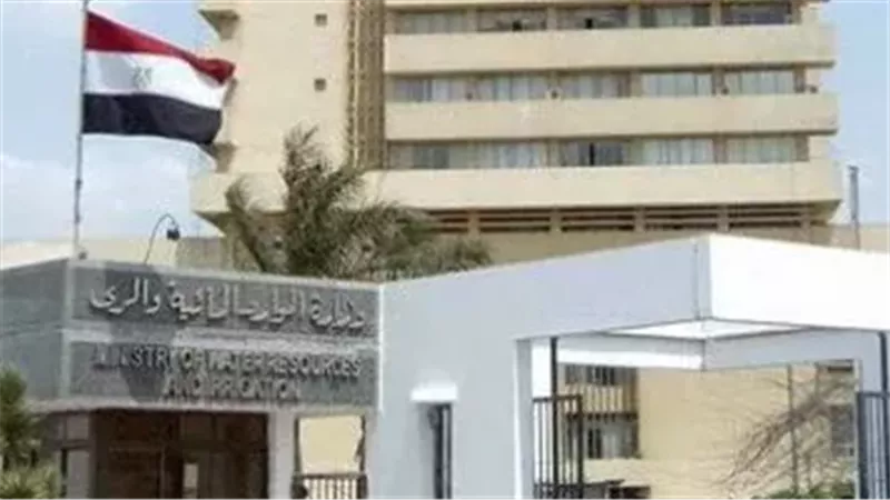 وزير الري يتابع تداعيات غرق صندل بميناء السد العالي شرق بحيرة ناصر