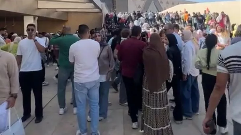 رغم نفاد التذاكر.. زحام جماهيري أمام بوابات المتحف المصري الكبير| صور