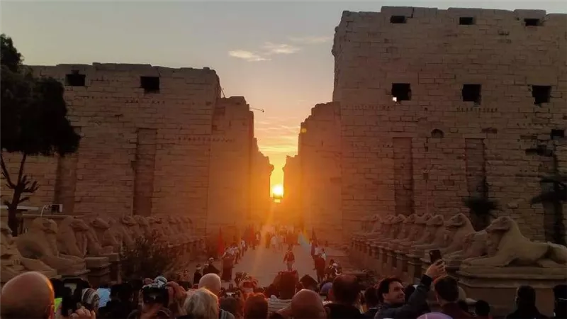 يجسد عبقرية المصري القديم.. الأقصر تحتفي بتعامد الشمس على معابد الكرنك