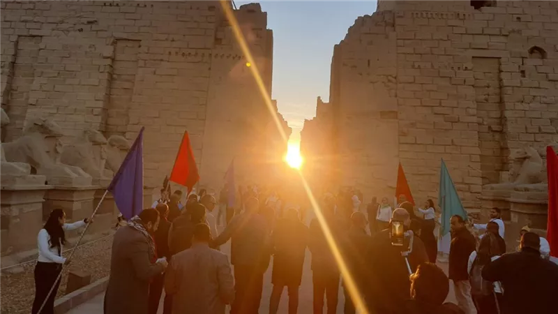 شاهد توافد السياح على معبد الكرنك احتفالات بتعامد الشمس | صور