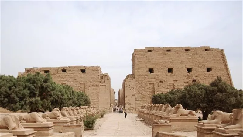 الكرنك..معبد الإله آمون أعظم المعالم الدينية والسياسية في مصر القديمة