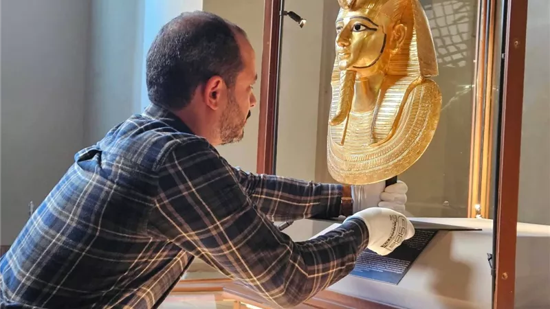 عندما يعيد المرمم صياغة التاريخ.. القناع الذهبي للبسوسنس الأول يتألق من جديد 