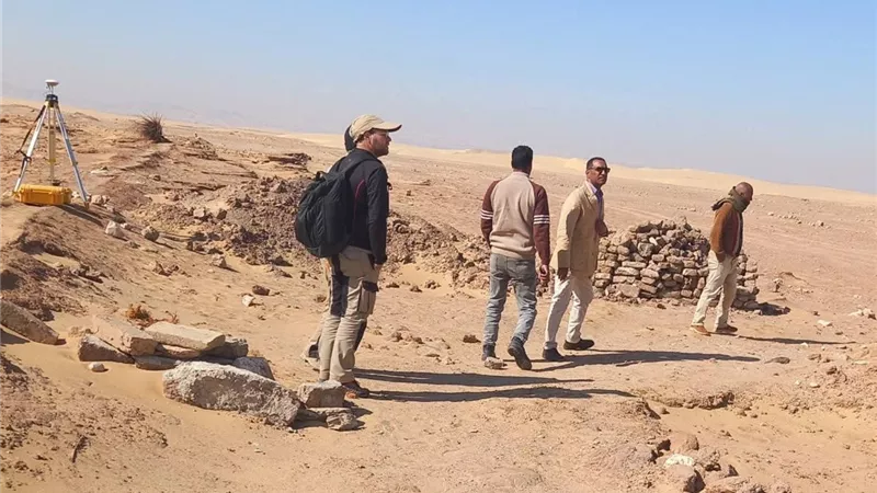 لجنة من الآثار تتفقد أعمال البعثات الأجنبية والمشروعات بشمال الخارجة (خاص)