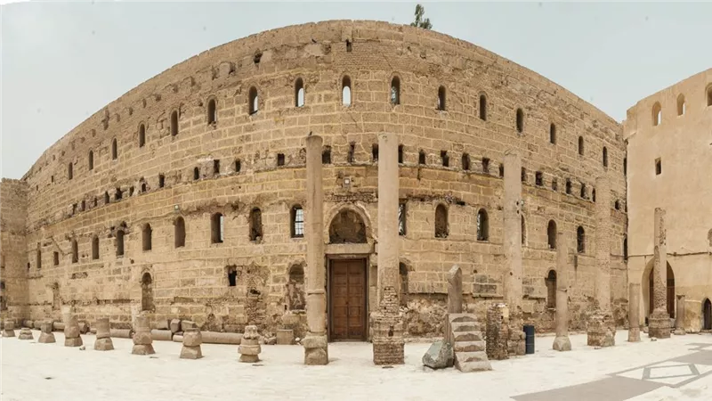 الدير الأبيض..قصة الدير الذي شيده أحد أشهر القديسين في تاريخ المسيحية بمصر