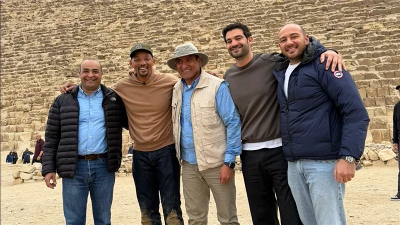 بعد انبهاره بأهرامات الجيزة.. ويل سميث يقرر العودة إلى مصر ربيعًا مع أسرته
