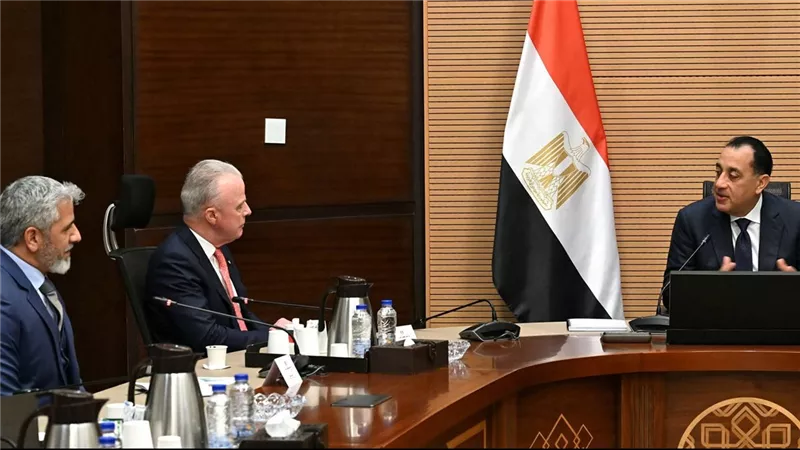 رئيس الوزراء يلتقي رئيس شركة بوينج الأمريكية لبحث فرص تعزيز وتطوير الشراكة