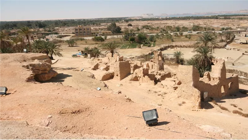 جبل الموتى.. يحتوي على آلاف المقابر الملونة المنقورة في الصخر