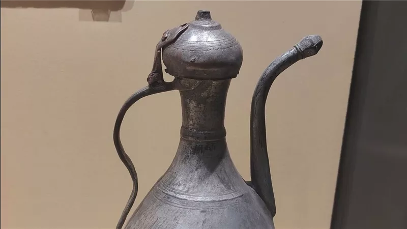 متحف سوهاج القومي يسلط الضوء على إبريق نحاسي من العصر الإسلامي
