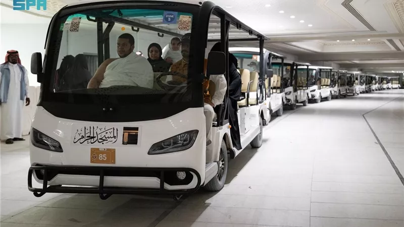 خدمة سعودية لكبار السن القادمين لأداء مناسك العمرة