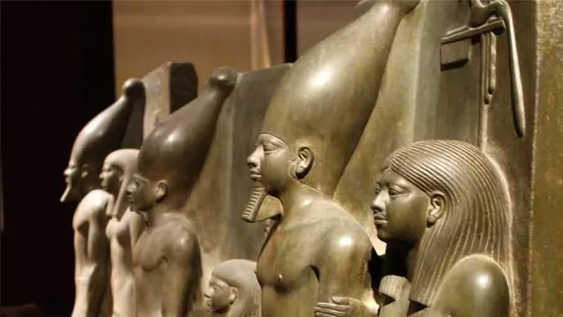 ثلاثيات منكاورع.. تجسيد السيادة والقداسة في قلب المتحف المصري