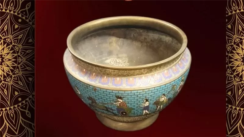 إناء نحاسي ملكي بزخارف مستوحاة من الفن القديم ضمن مقتنيات متحف ركن فاروق 