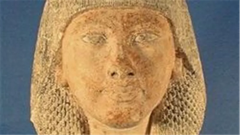 رأس شاب نبيل من عصر الأسرة الثامنة عشرة يجسد رهافة الفن المصري في بروكسل