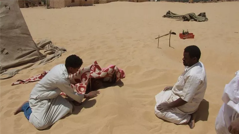 موسم العلاج بالرمال ينطلق في الصيف.. فوائد وإجراءات ضرورية قبل الجلسات