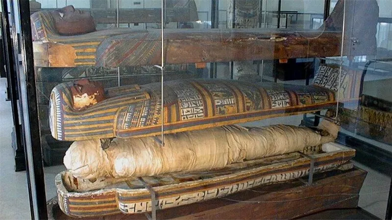 عرض تابوت مزدوج نادر للكاهن أوسيرموس من مصر القديمة في بروكسل