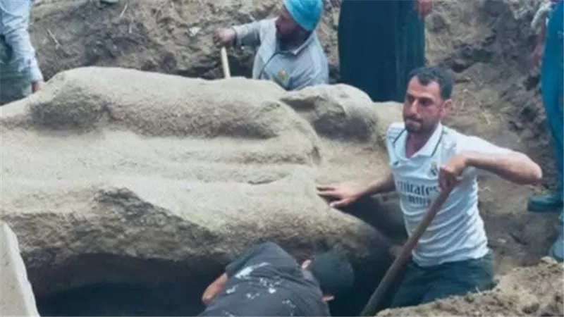 مصادر: تمثال الشرقية يزن أكثر من 6 أطنان وتم نقله بمعدات ثقيلة إلى المخازن 
