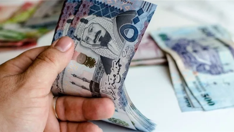 شروط وأوراق الحصول على الريال السعودي من البنوك قبل السفر للعمرة