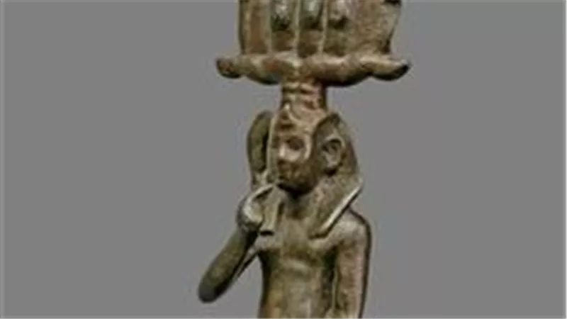 تمثال برونزي نادر من العصر المتأخر يكشف ملامح الفن المصري القديم