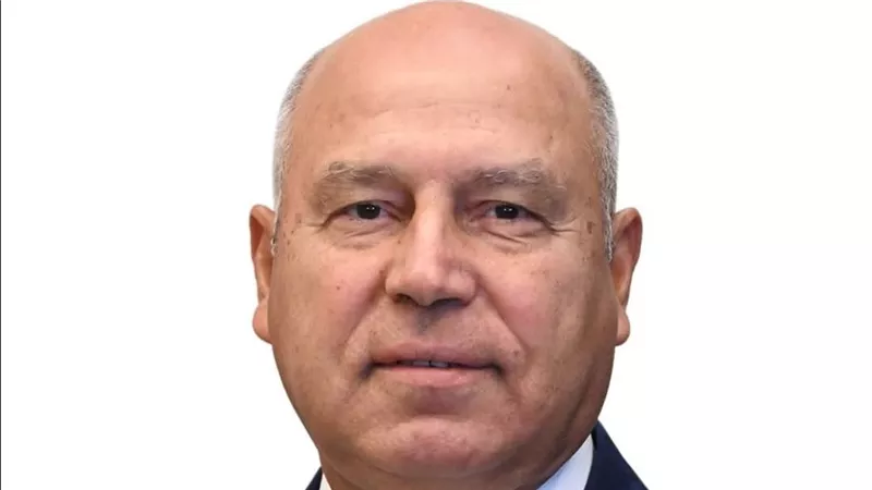     وزير النقل يستعرض جهود توطين صناعة النقل أمام السيسي بعيد العمال