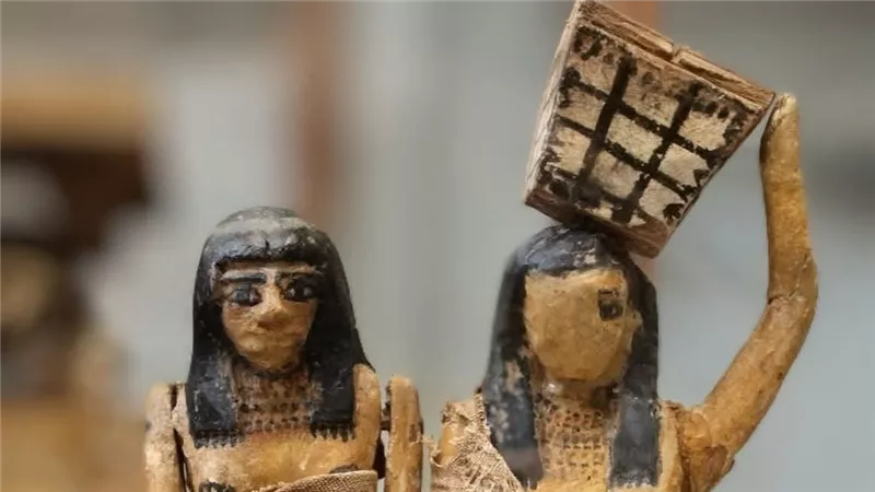 المتحف المصري يحتفي بعيد العمال بعرض نموذج حاملي القرابين من عصر الدولة الوسطى