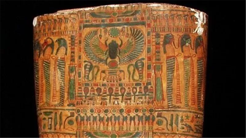 جزء من تابوت خشبي ملون.. رموز البعث والحماية في مصر القديمة