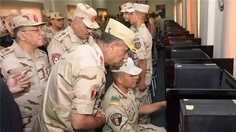 وزير الدفاع والإنتاج الحربى يتفقد إحدى وحدات التدريب الأساسى بالقوات المسلحة