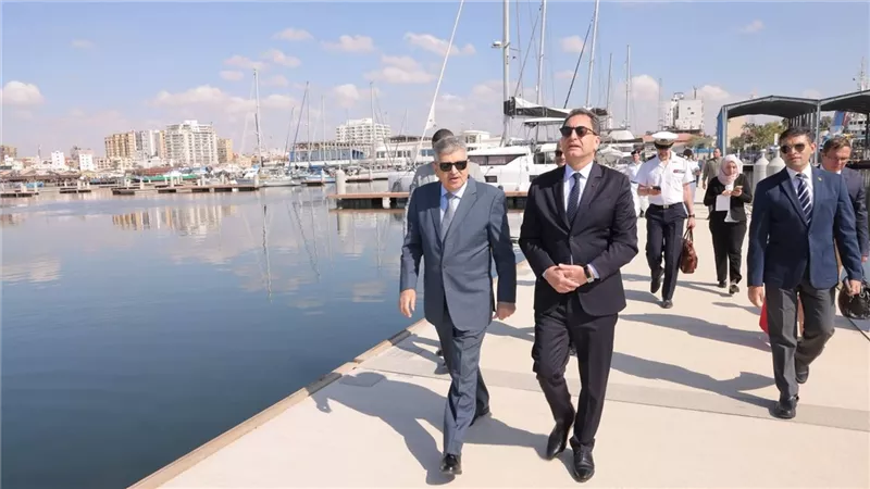 عبور حاملة الطائرات الفرنسية شارل ديجول لقناة السويس وإجراء خدمة تبديل الأطقم 
