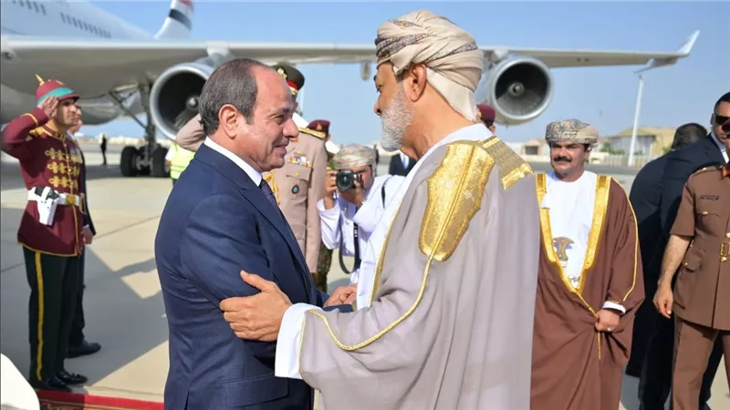 بترحاب كبير ..  السلطان العماني يستقبل الرئيس السيسي في زيارة أخوية