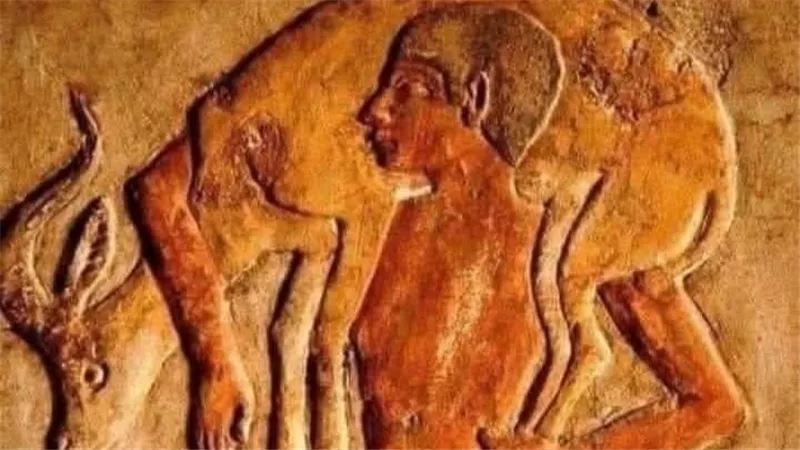 راعيًا يحمل غزالًا صغيرًا.. لقطة من الحياة اليومية تكشف عبقرية الفن الجداري