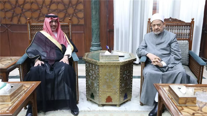 شيخ الأزهر يستقبل السفير السعودي ويشيد بالترتيبات لموسم الحج