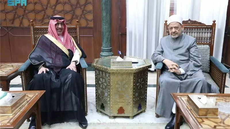 سفير خادم الحرمين الشريفين لدى مصر يلتقي شيخ الأزهر الشريف