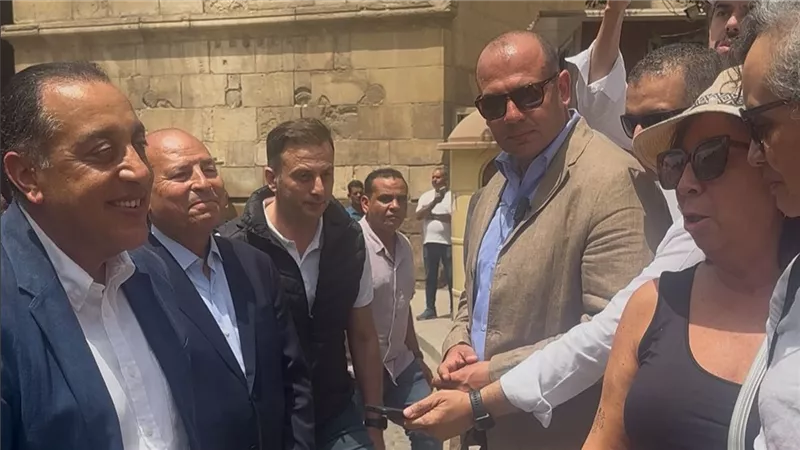 مرحبا بكم فى مصر.. حوار ودى بين رئيس الوزراء وعدد من السائحين بشارع المعز