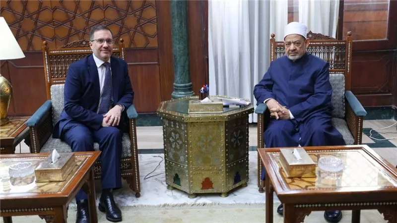 شيخ الأزهر يستقبل السفير البريطاني بالقاهرة ويبحثان سبل تعزيز التعاون
