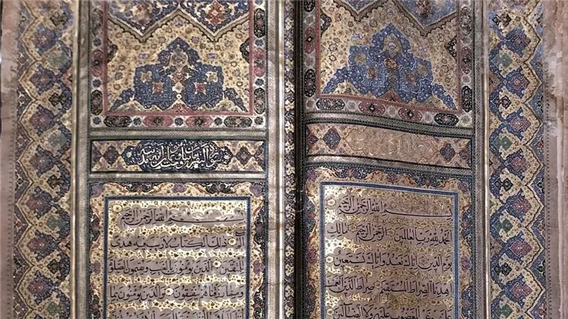 مصحف عثماني نادر بمتحف سوهاج يجسد روعة فنون التذهيب والزخرفة الإسلامية