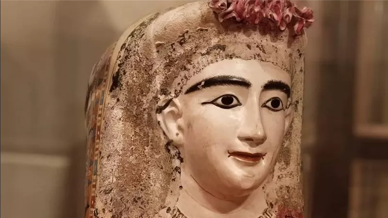قناع جنائزي بالمتحف المصري يجسد أروع التمازج الحضاري بين الفن المصري والروماني