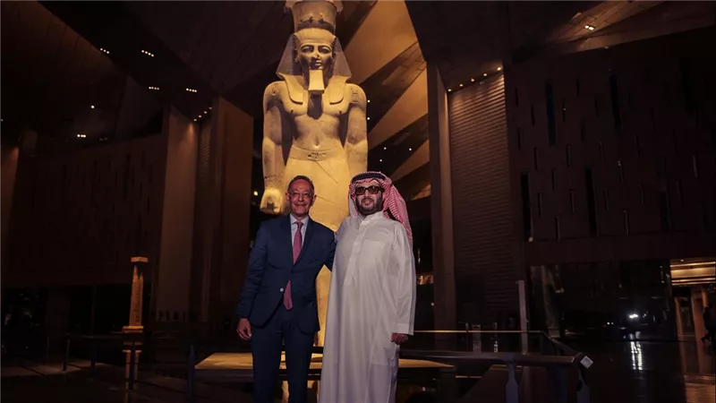 هدية استثنائية للمتحف المصري الكبير.. تركي آل الشيخ يُهدي كنزًا نادرًا