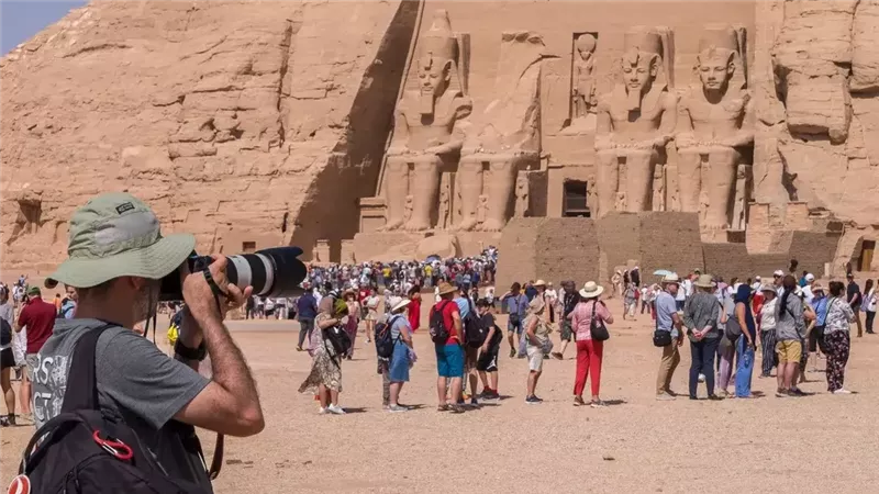 كيف تخطط الحكومة لتعزيز عوائد السياحة على الاقتصاد القومي ؟