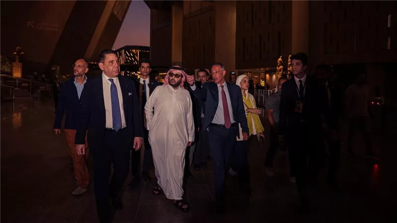 تركي آل الشيخ يهدي المتحف المصري الكبير صورًا أصلية نادرة لاكتشاف توت عنخ آمون