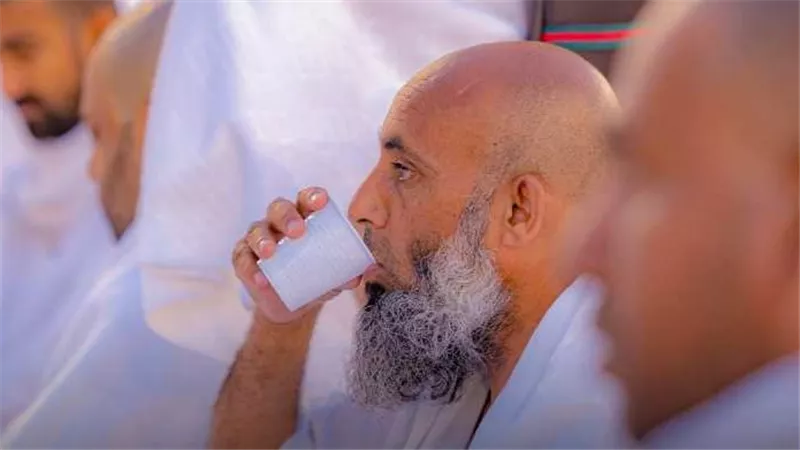 للمعتمرين.. تعرف على آداب الشرب من ماء زمزم