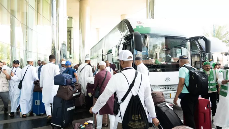 بينهم مصريين.. وصول ضيوف خادم الحرمين للعمرة إلى المدينة المنورة 