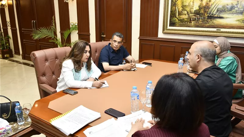 وزيرة التنمية المحلية ومحافظ البحر الأحمر يناقشان منظومة المخلفات والخدمات