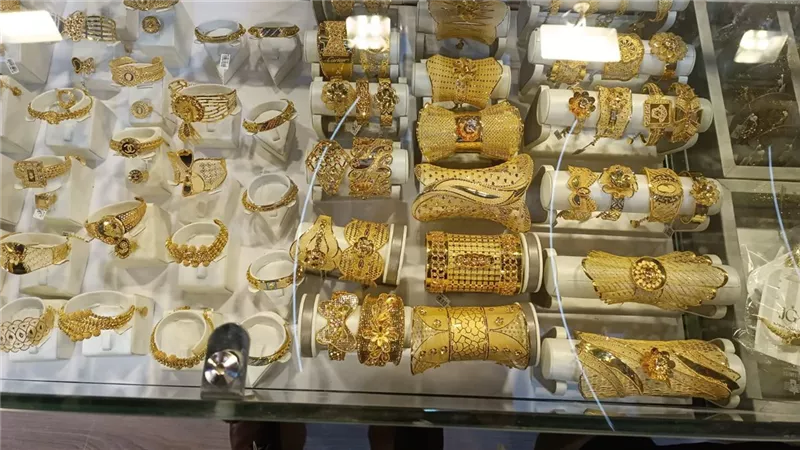 الذهب العالمي يختبر 4400 دولار وعيار 21 يترقب 6300 جنيه