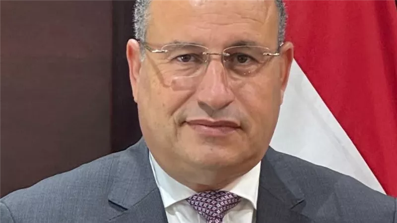 وزير التعليم العالي يغادر مطار القاهرة إلى باريس
