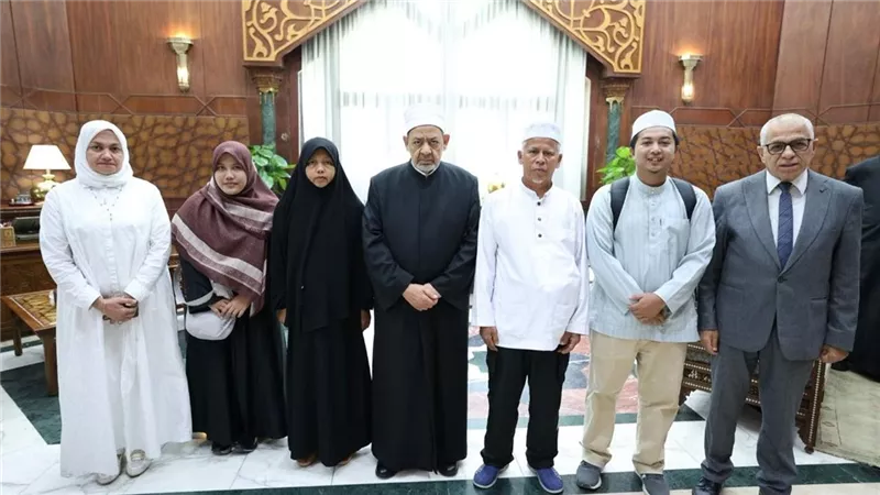 في لفتة إنسانية.. شيخ الأزهر يتكفّل بعلاج طالب تايلاندي ويوجه بتحمل نفقات سفره