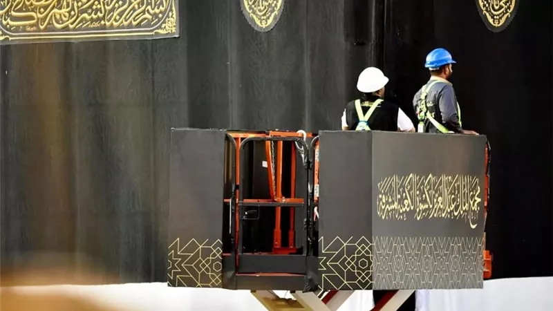 أين تذهب كسوة الكعبة القديمة ؟